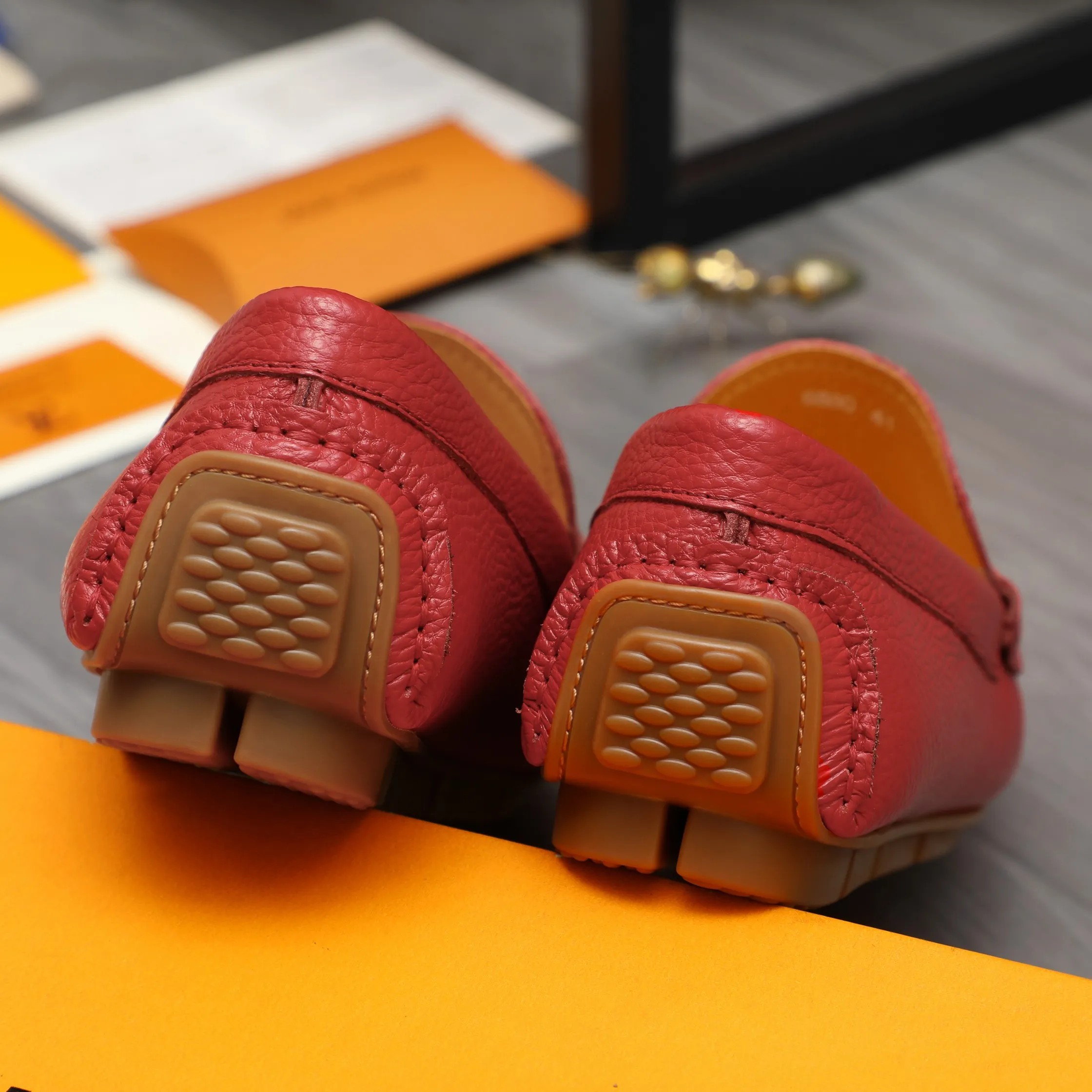 Men's shoes 💰360 Product trademark: LV "Louis Vuitton" casual slip-on men's shoes Regular size: 38-45 Product material: Selected pebbled cowhide upper, pigskin lining, rubber outsole